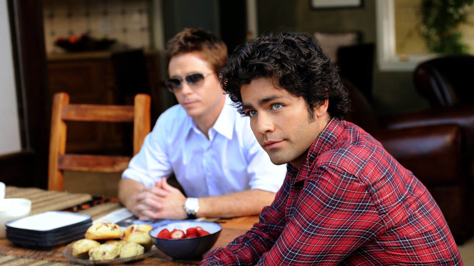 Антураж сериал. Смотрящий красавец. Эдриан гренье антураж. Джулиан фарино. Красавчик сериал.